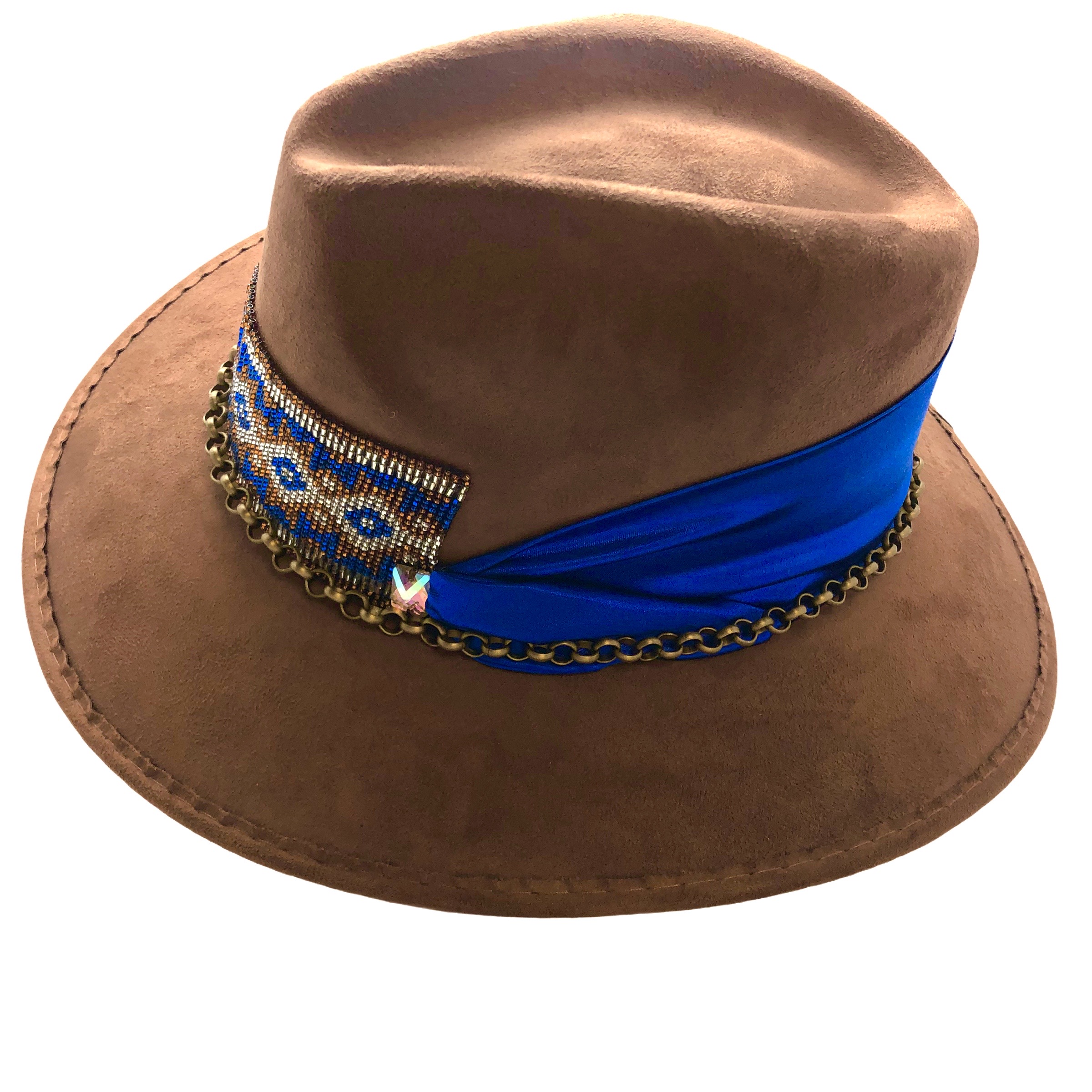 Sombrero tejido café claro con ala corta y cinta azul decorativa